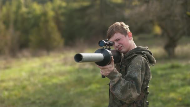 Junge Schießt Eine Kartoffelpistole Superzeitlupe Aufgenommen Mit Phantom Flex — Stockvideo