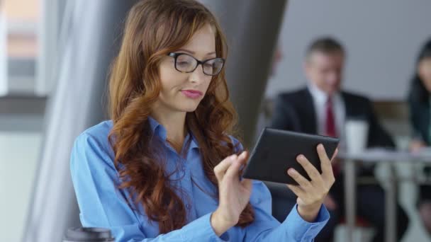 Jovem Empresária Usando Tablet Digital — Vídeo de Stock