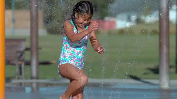 Lány Játszik Locsoló Parkban Szuper Lassított Felvétel — Stock videók