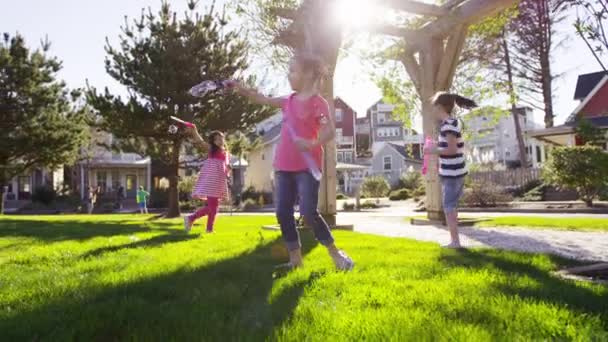 Lapset Puhaltavat Kuplia Puistossa Hidastettuna — kuvapankkivideo