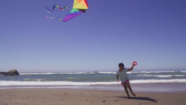 Joven Chica Volando Cometa Playa — Vídeos de Stock