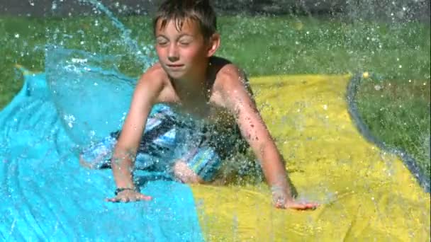 Νεαρό Αγόρι Στο Νερό Διαφάνεια Αργή Κίνηση Πυροβολήθηκε Μια Κάμερα — Αρχείο Βίντεο