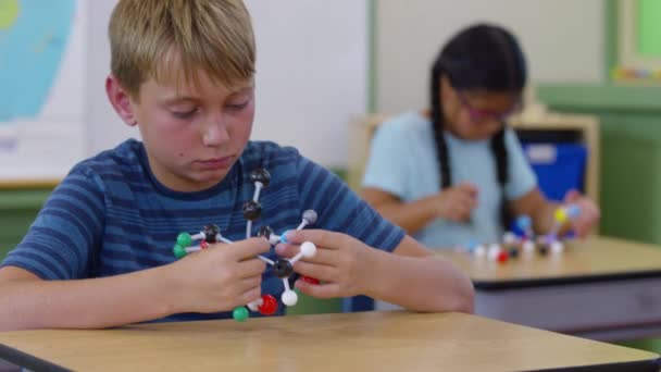 Niños Aula Escolar Construyendo Modelos Ciencia — Vídeo de stock