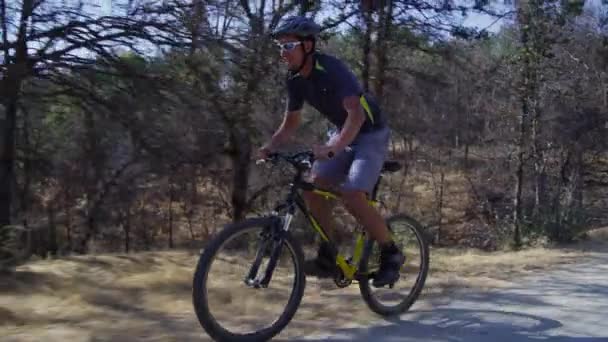 Человек Едет Горном Велосипеде Гравийной Дороге Слежение Выстрел — стоковое видео