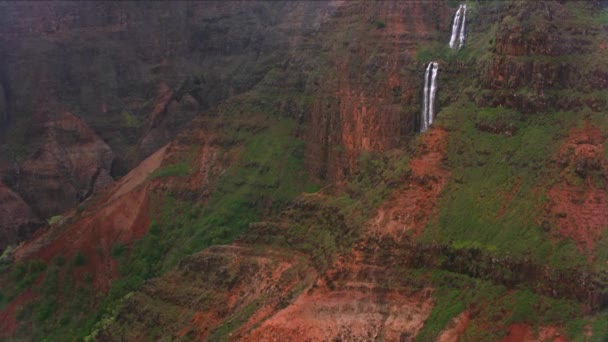 カウアイ島 ハワイ2018年頃 ワイメア キャニオンの滝の空中ビュー CineflexとRed Epic Heliumで撮影 — ストック動画