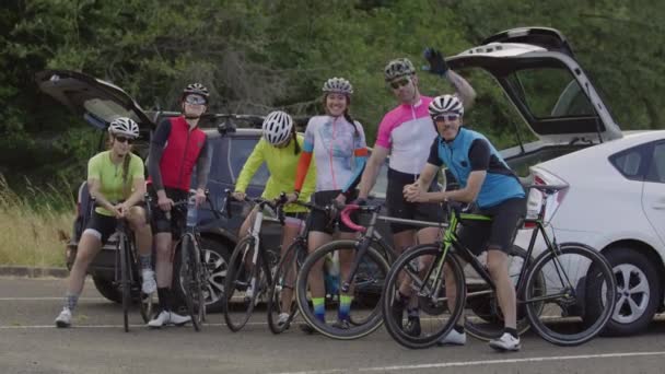 Группа Велосипедистов Позирует Группового Фото Полностью Выпущена Коммерческого Использования — стоковое видео