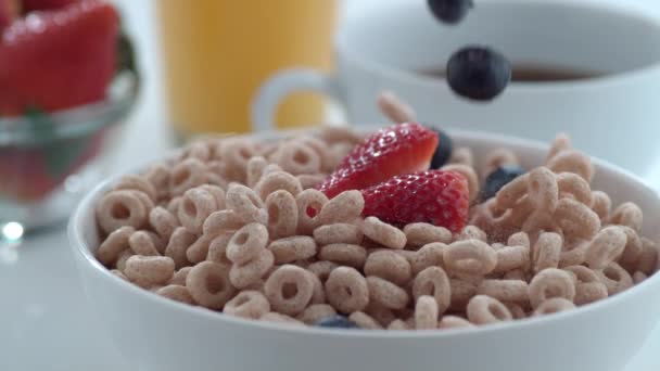 Bacche Che Cadono Nei Cereali Rallentatore — Video Stock