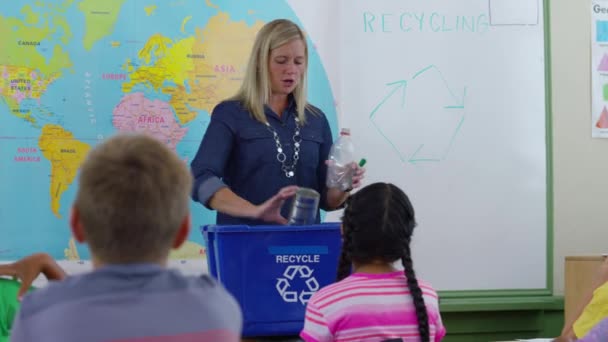 Učitel Dává Lekci Recyklace Školní Třídě — Stock video