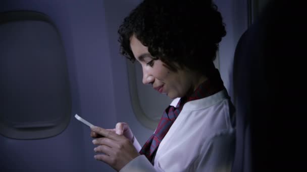 Asistente Vuelo Usando Teléfono Celular Por Noche — Vídeos de Stock