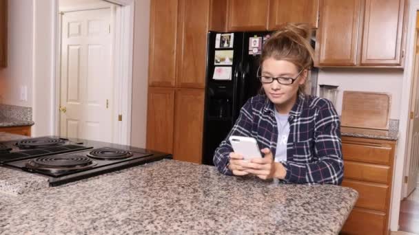 Jonge Vrouw Met Behulp Van Smart Phone Keuken Thuis — Stockvideo