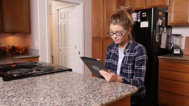 Jonge Vrouw Met Behulp Van Digitale Tablet Keuken Thuis — Stockvideo
