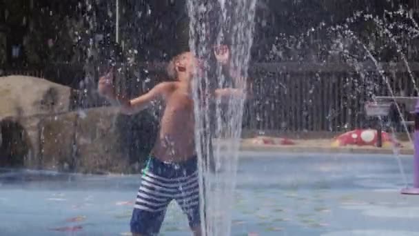 Crianças Brincando Fontes Água Dia Verão Câmera Lenta — Vídeo de Stock