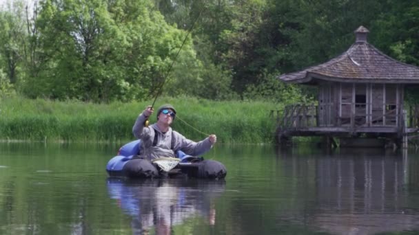 Zeitlupenaufnahme Eines Mannes Beim Fliegenfischen — Stockvideo