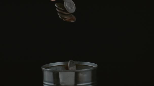Монеты Падают Банку Замедленной Съемке Снимок Сделан Phantom Flex Скоростью — стоковое видео