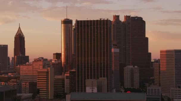 佐治亚州亚特兰大 2017年左右 日落时从空中俯瞰亚特兰大市中心的建筑物 用Cineflex和Red Epic Helium拍摄 — 图库视频影像