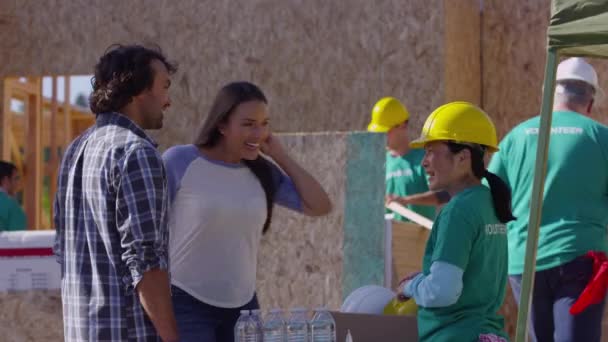 Voluntarios Poniéndose Camisas — Vídeos de Stock