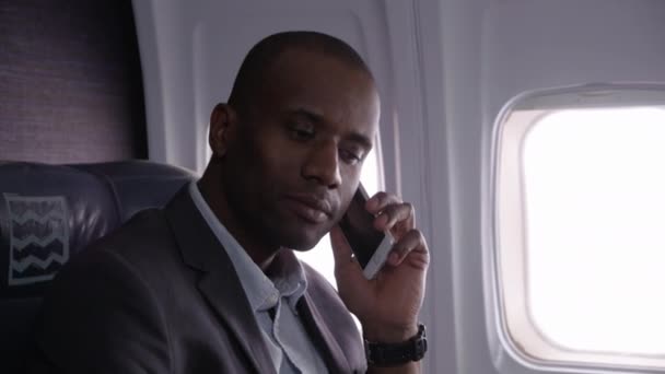Empresário Falando Celular Voo Avião — Vídeo de Stock