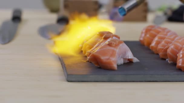 Sushi Chef Gebruikt Fakkel Ontsteken Zalmsushi — Stockvideo