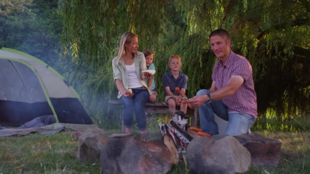 Familia Asando Perritos Calientes Camping — Vídeos de Stock