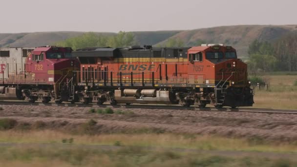 怀俄明州约2018年 穿过怀俄明州农村地区的火车 — 图库视频影像