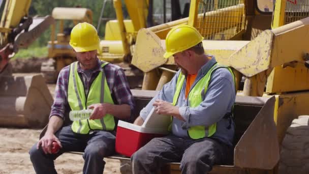 Deux Cols Bleus Déjeunant Sur Chantier — Video