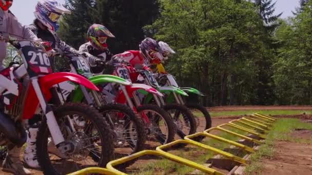 Motocross Pilotos Portão Partida Totalmente Liberado — Vídeo de Stock