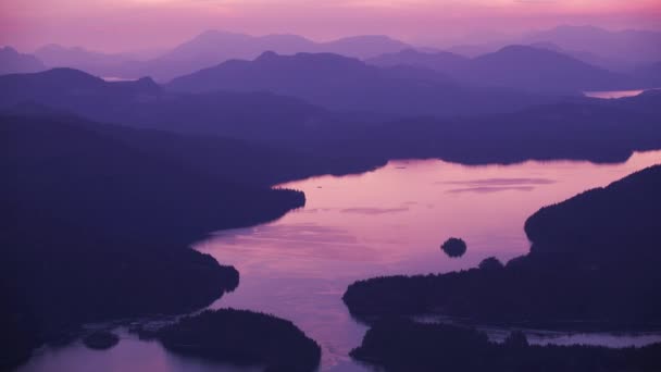 不列颠哥伦比亚省2018年左右 日落时空中俯瞰湖泊和山丘 直升机用Cineflex Gimbal和Red Epic W相机拍摄 — 图库视频影像