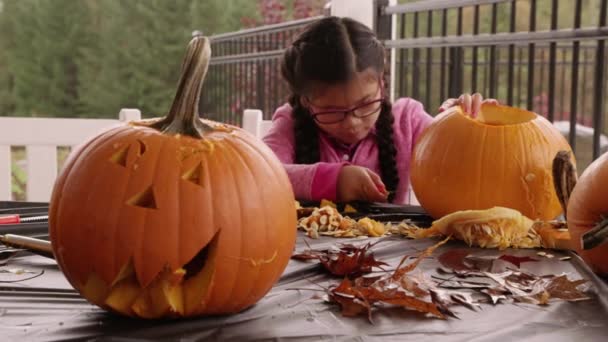 Menina Jovem Esculpindo Abóboras Para Halloween — Vídeo de Stock