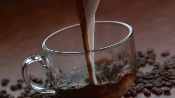 スローモーションで一緒に注ぐコーヒーとクリーム — ストック動画
