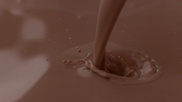 Leche Chocolate Vertiendo Salpicando Cámara Lenta — Vídeo de stock