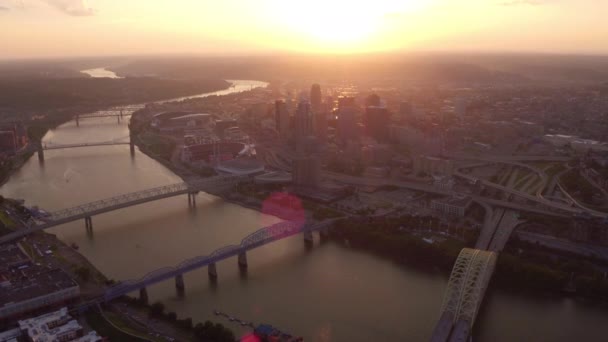 Luchtfoto Van Cincinnati Ohio Bij Zonsondergang — Stockvideo