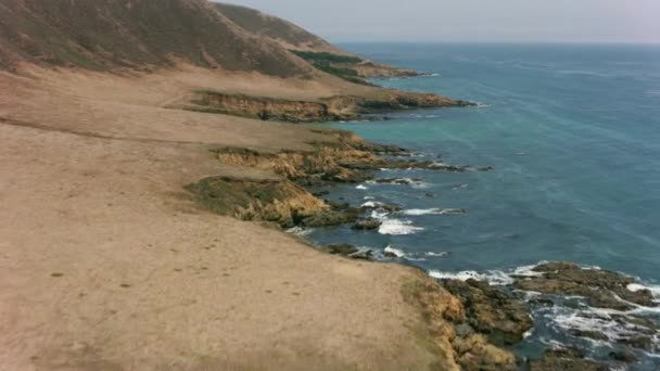 加利福尼亚 2017年左右 加州崎岖海岸线的空中景观 用Cineflex和Red Epic Helium拍摄 — 图库视频影像