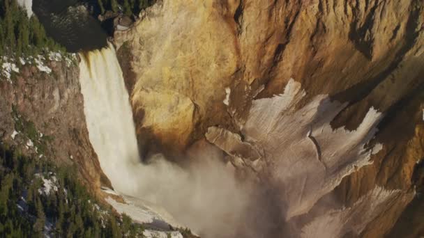ワイオミング州イエローストーン国立公園 グランドキャニオン ローワーフォールズ イエローストーン川 ショットオーバージンバルとRed 8Kカメラでヘリコプターから撮影 — ストック動画
