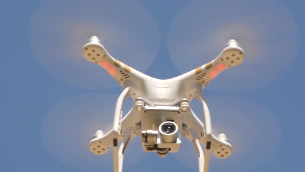 Drohne Fliegt Gegen Blauen Himmel — Stockvideo