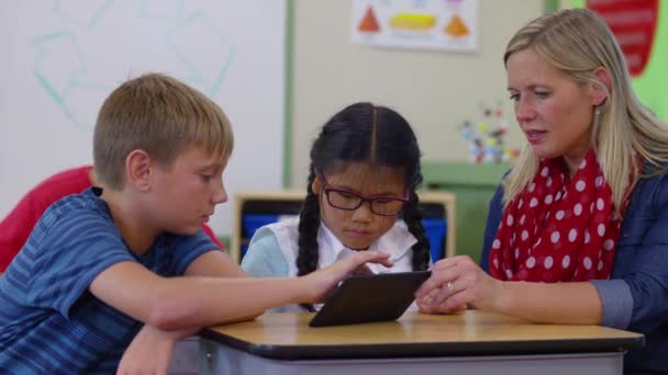 Учитель Ученики Использующие Цифровой Планшет Школьном Классе — стоковое видео