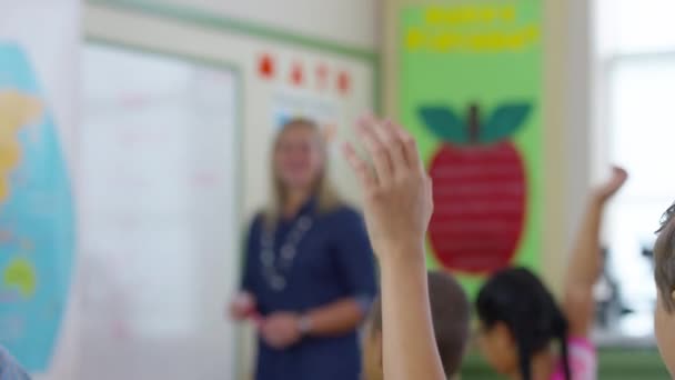 Nauczyciel Daje Lekcje Klasie Uczniowie Podnoszą Ręce Rack Focus — Wideo stockowe