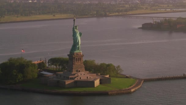 New York Şehri 2017 Dolaylarında Manhattan Gün Doğumunda Özgürlük Anıtı — Stok video
