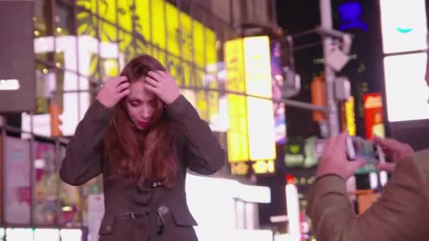 Ζευγάρι Τραβάει Φωτογραφίες Από Κινητό Στην Times Square Νέα Υόρκη — Αρχείο Βίντεο