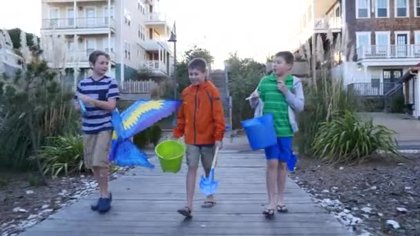 Meninos Caminhando Longo Caminho Para Praia — Vídeo de Stock