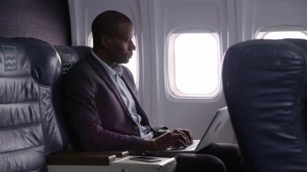 Liikemies Joka Käyttää Kannettavaa Tietokonetta Lentokoneessa — kuvapankkivideo
