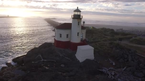 オレゴン州バンドンのコキル川灯台の空中写真 — ストック動画