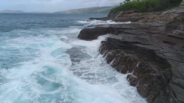 Vista Aérea Bajo Ángulo Las Olas Rompiendo Acantilados Rocas Oahu — Vídeo de stock