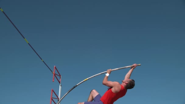 Спортсмен Прыгает Шестом Замедленной Съемке Снятый Phantom Flex — стоковое видео