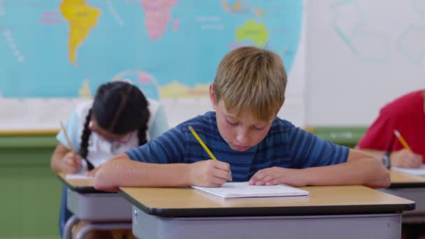 Okuldaki Genç Çocuk Yazı Yazıyor — Stok video