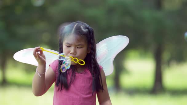 Fille Costume Princesse Fée Soufflant Des Bulles Tourné Sur Phantom — Video