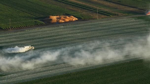 Повітряне Відео Трактора Який Прикладає Вапно Поля Трави Орегоні — стокове відео