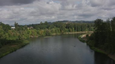 Newberg, Oregon 2018 dolaylarında. Willamette Nehri 'nin havadan görünüşü.