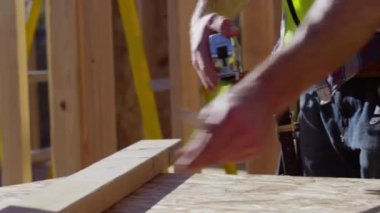 İnşaat işçisi kurulu ölçme closeup