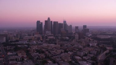 Los Angeles, California - 2017 dolaylarında Los Angeles 'ın günbatımında havadan çekilmiş görüntüleri. Cineflex ve RED Epic-W Helyum ile çekilmiştir..