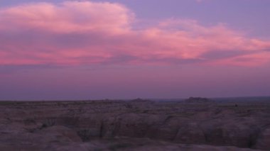 Güney Dakota 'da gün batımında Badlands Ulusal Parkı' ndan geçeceğiz.